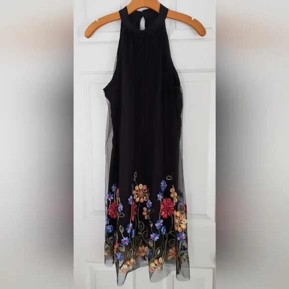 Stylish Mesh Overlay Swing Dress With Embroidered Flowers - Picture 5 of 8